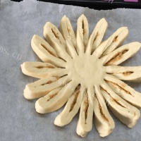 自制肉松太阳花面包的做法图解五