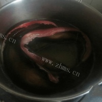 黄鳝啫啫煲的做法图解二