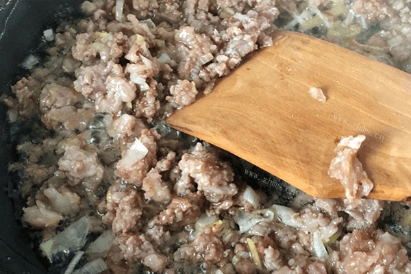 青豆炒肉末做法图解5)