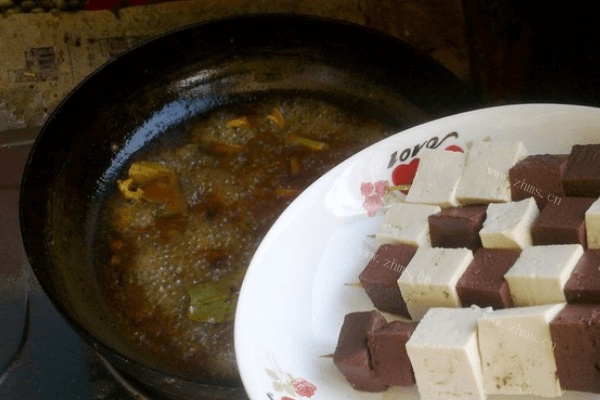好吃的猪血煮豆腐做法图解9)