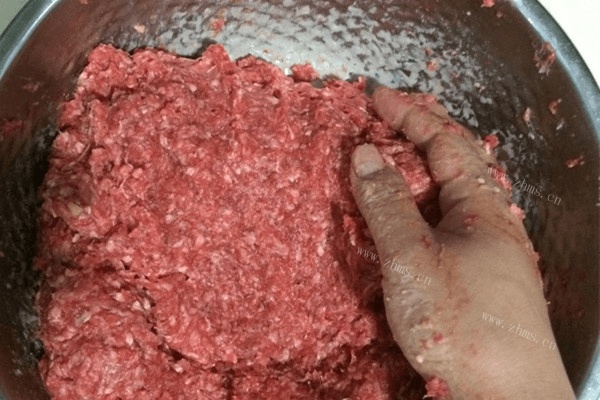 简单的炸牛肉丸做法图解3)