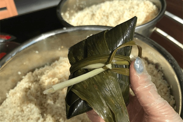 自制咸蛋黄鲜肉粽子做法图解6)