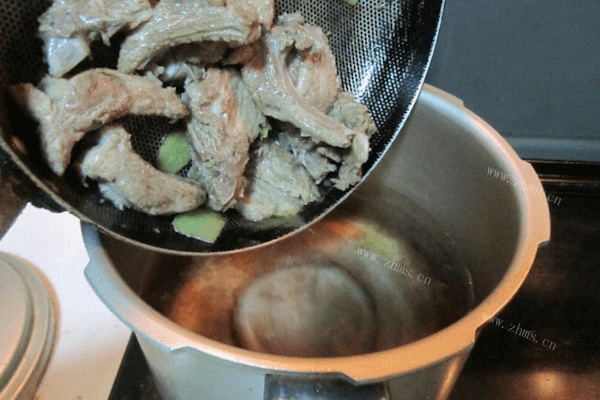 美味的白菜排骨汤做法图解2)