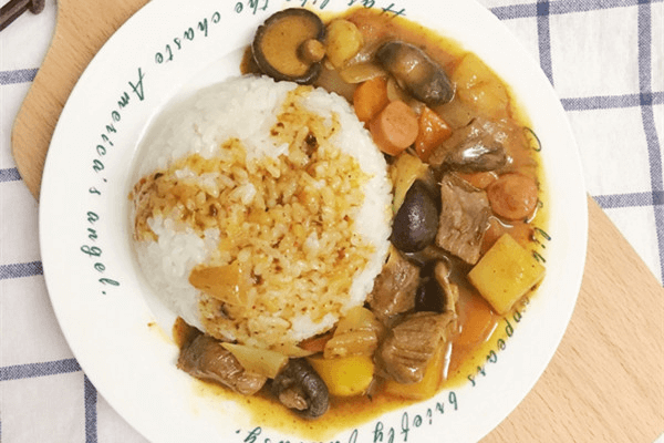 咖喱牛肉超级美味，细腻顺滑，口水忍不住啦。