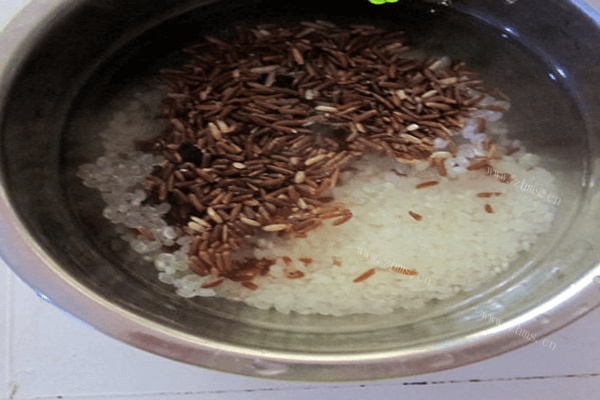 美味早餐银耳莲子粥做法图解8)