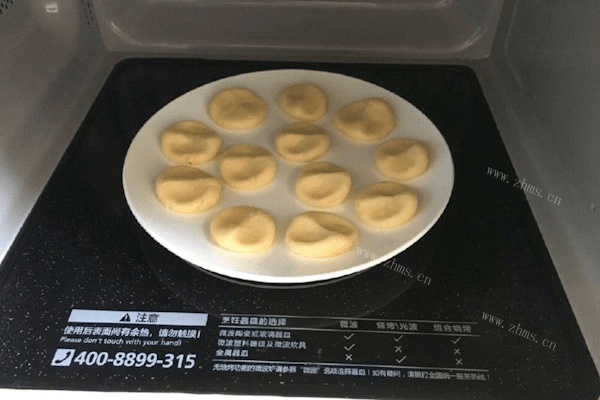微波炉牛奶饼干做法图解4)