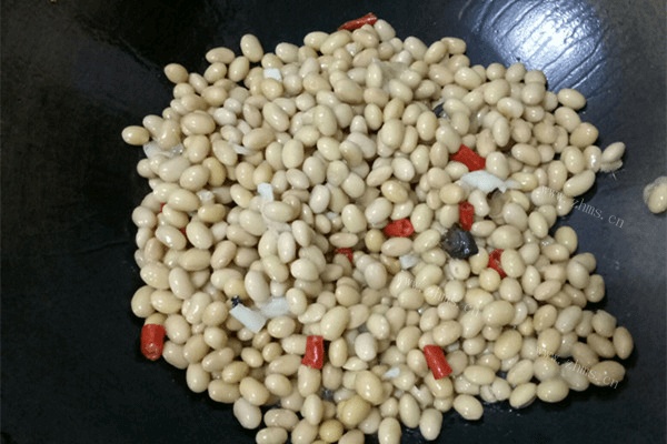 营养的炒黄豆，口感脆脆的，超美味哦。做法图解5)