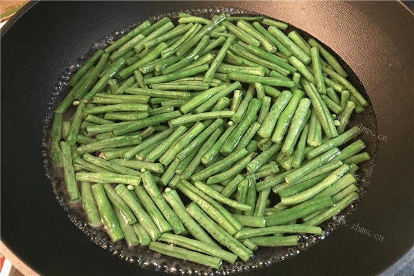 正宗川味干煸豆角（芽菜版）做法图解1)