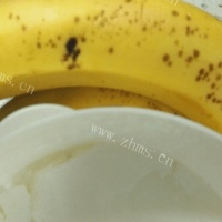 酸奶拌香蕉的做法图解一