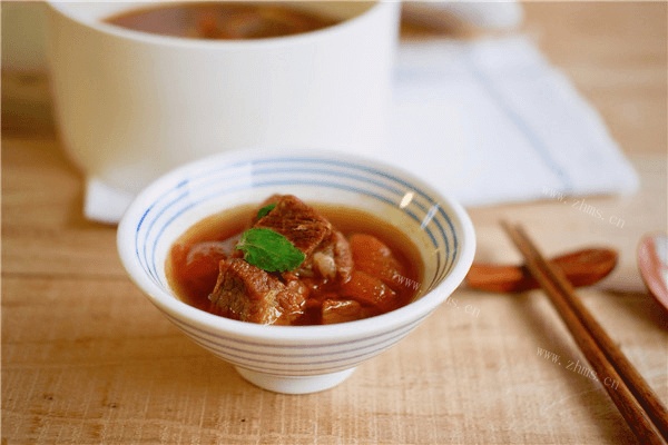 番茄炖牛腩超级浓郁的番茄味，香嫩多汁的牛肉，超好吃。