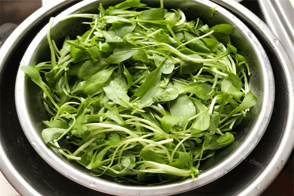 喜欢吃野菜吗？那你一定不能错过这道菜——口感饱满的香干马兰头做法图解1)