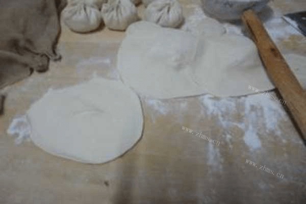 好吃的大头菜辣椒包子做法图解4)