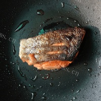 香煎阿拉斯加红鲑鱼的做法图解五