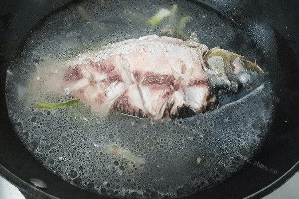 滋补的鲤鱼汤做法图解4)