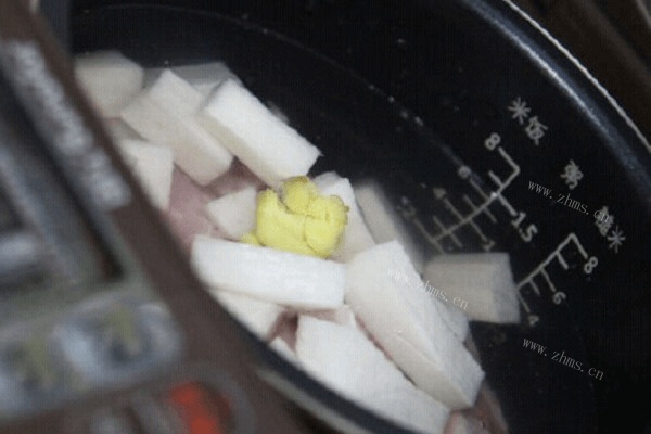电饭煲版排骨萝卜汤做法图解4)