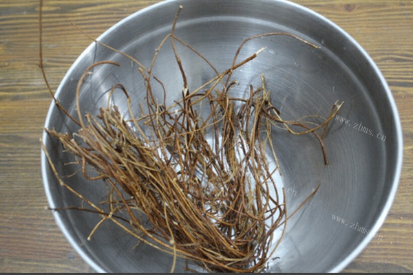 黄花鸡骨草煲猪骨做法图解2)