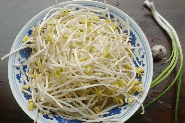 凉拌黄豆芽的做法很是简单，可是小豆芽是巨大的美味，快试试吧。做法图解1)