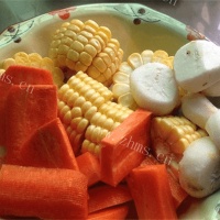 胡萝卜玉米排骨汤的做法图解二