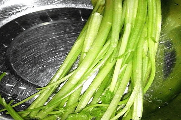 素炒芹菜做法图解1)