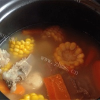胡萝卜玉米排骨汤的做法图解六