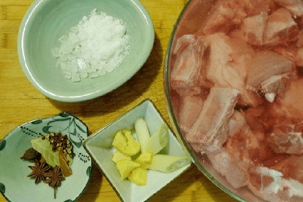 诱人的腐乳蒸排骨做法图解2)