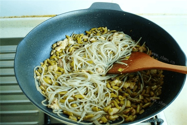 好吃的酸豆角炒粉条做法图解5)