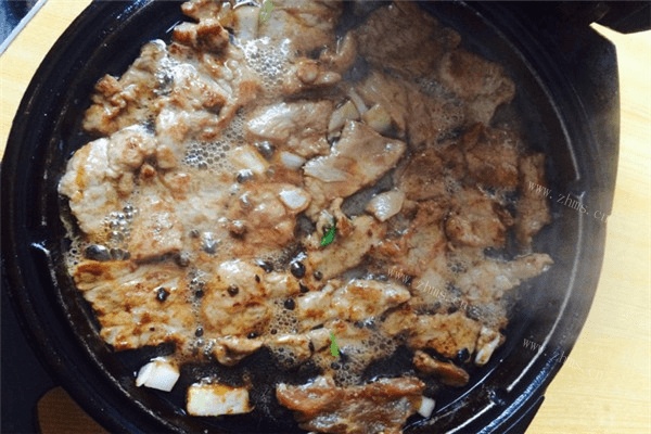 自制电饼铛烤肉，烤肉来了哦，外酥里嫩，口水忍不住了。做法图解4)