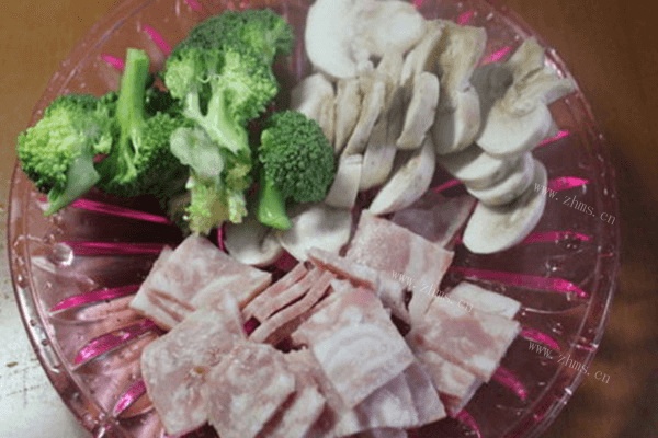 奶油蘑菇培根意大利面做法图解1)