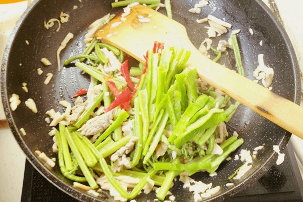 家常山野菜炒肉做法图解5)