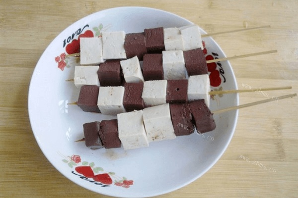 好吃的猪血煮豆腐做法图解2)