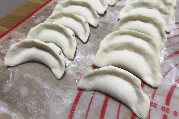 锅贴饺子新手的方法做法图解10)