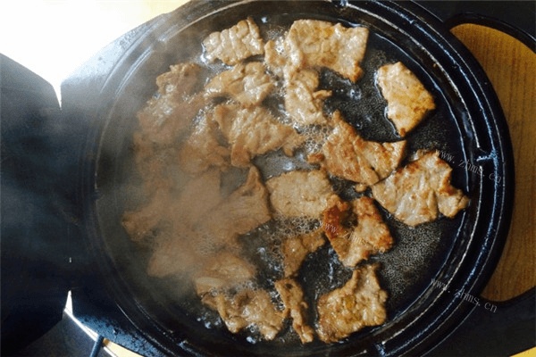 自制电饼铛烤肉，烤肉来了哦，外酥里嫩，口水忍不住了。做法图解3)