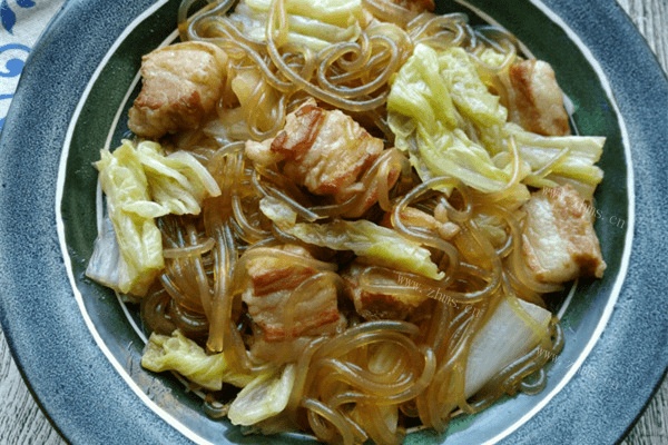 家常菜白菜猪肉炖粉条做法图解6)