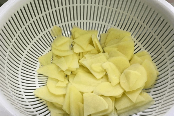 红烧土豆片海带的做法做法图解3)