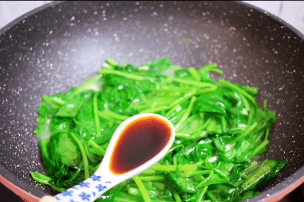 炒菠菜做法图解5)