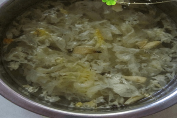 美味早餐银耳莲子粥做法图解3)