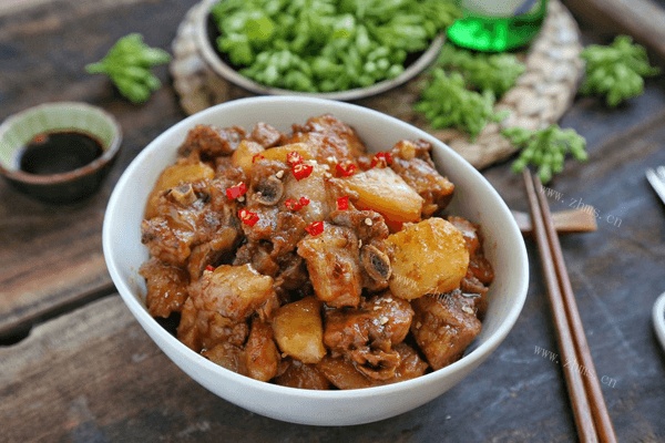 土豆烧排骨做法图解10)