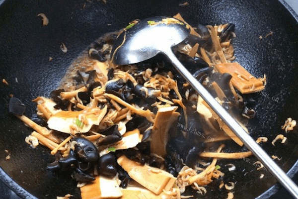虾皮拌木耳很好吃的呢，香喷喷的哦做法图解5)