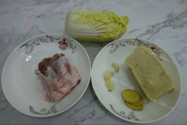 家常的大骨白菜炖豆腐做法图解1)