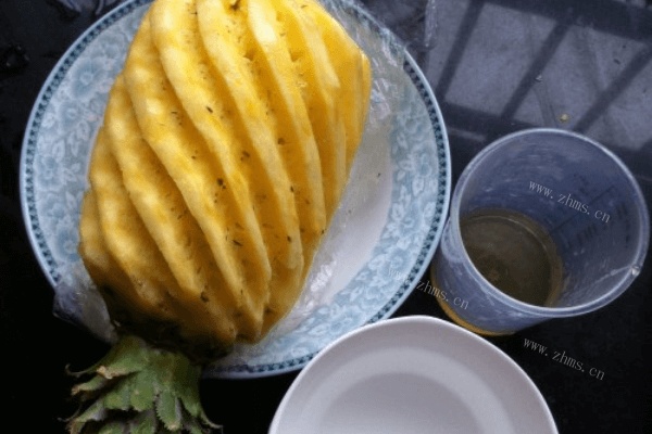 好喝的鲜榨菠萝汁做法图解1)