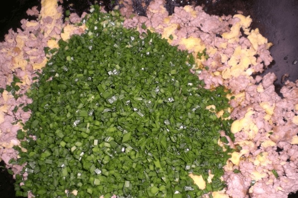 好吃韭菜鸡蛋猪肉饺子馅的做法做法图解4)