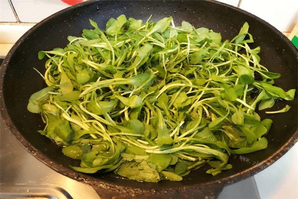 喜欢吃野菜吗？那你一定不能错过这道菜——口感饱满的香干马兰头做法图解2)