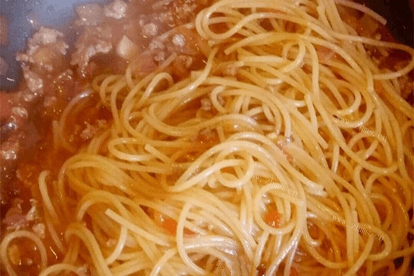 土豆肉酱意大利面做法图解6)