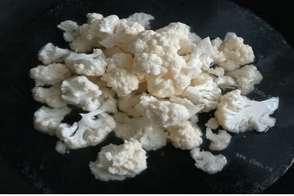 美味的西红柿炒菜花做法图解2)