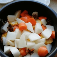 自制玉米胡萝卜苦瓜排骨汤的做法图解二