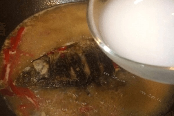 美味的红烧鲫鱼做法图解5)