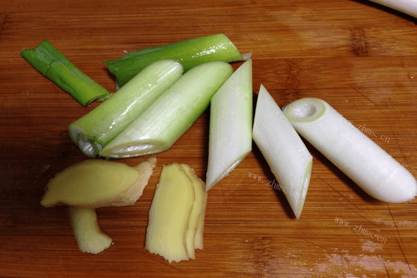 胖头鱼炖豆腐做法图解2)