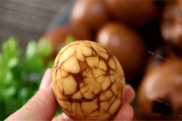 好吃不腻的五香茶叶蛋做法图解6)