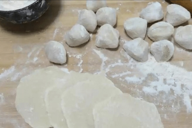 常吃不腻的烫面蒸饺做法图解5)