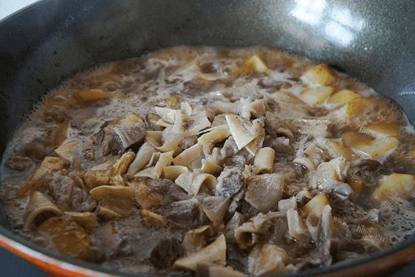 土豆炖牛腩做法图解6)